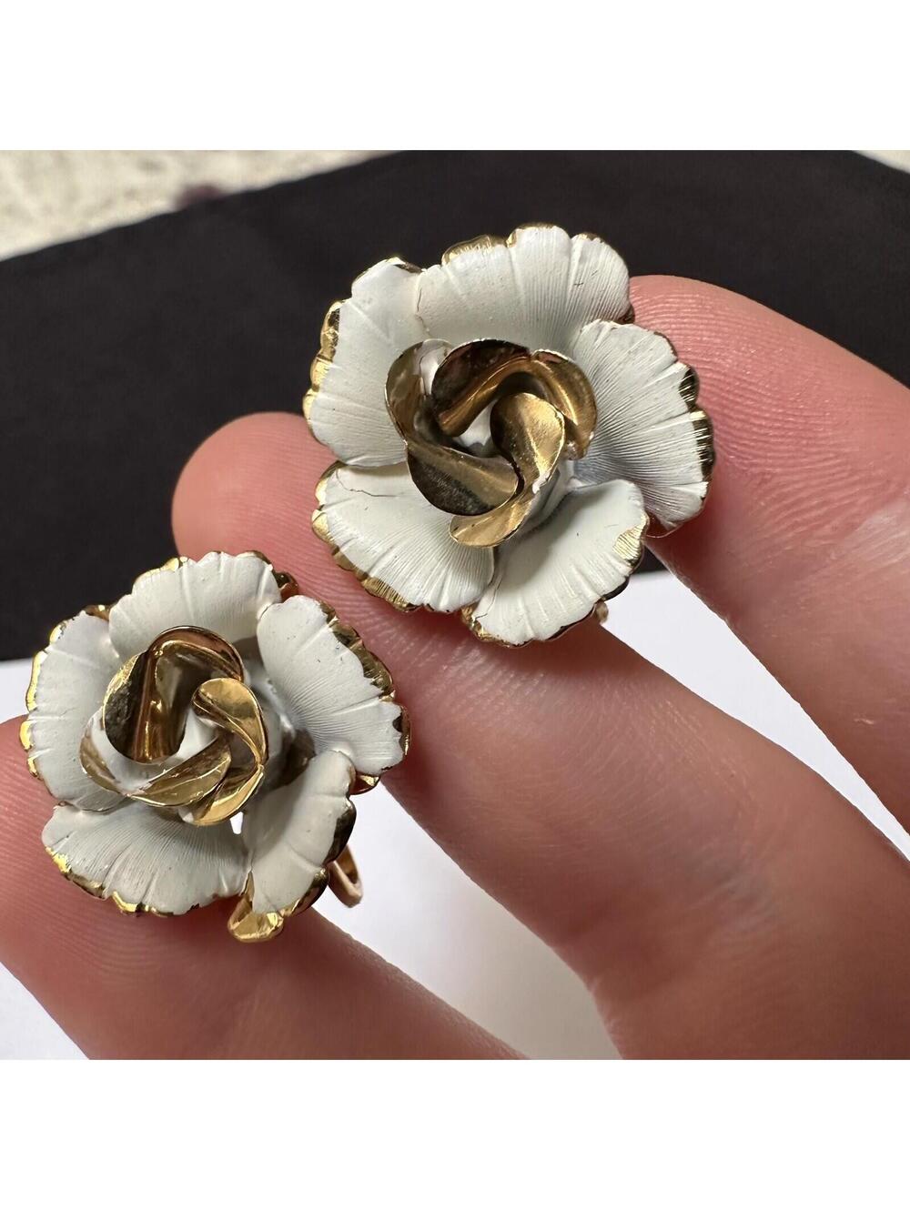 Vintage Giovanni Flower Gold Tone / White Clip On Non Pierced Earrings - Picture 5 of 7